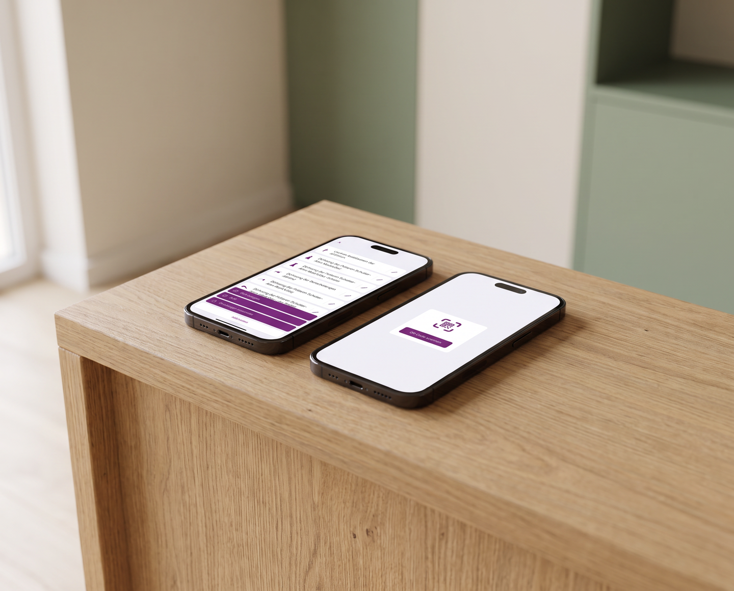 Zwei Physiopass-Bildschirme auf einem Praxis-Schreibtisch: QR-Code teilen und scannen
